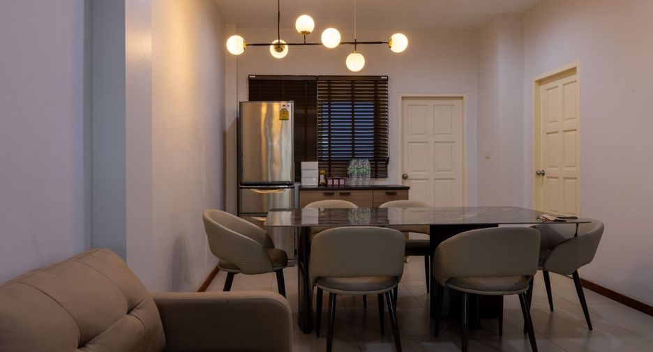 For rent 4 bedrooms townhouse in Yan Nawa, Bangkok