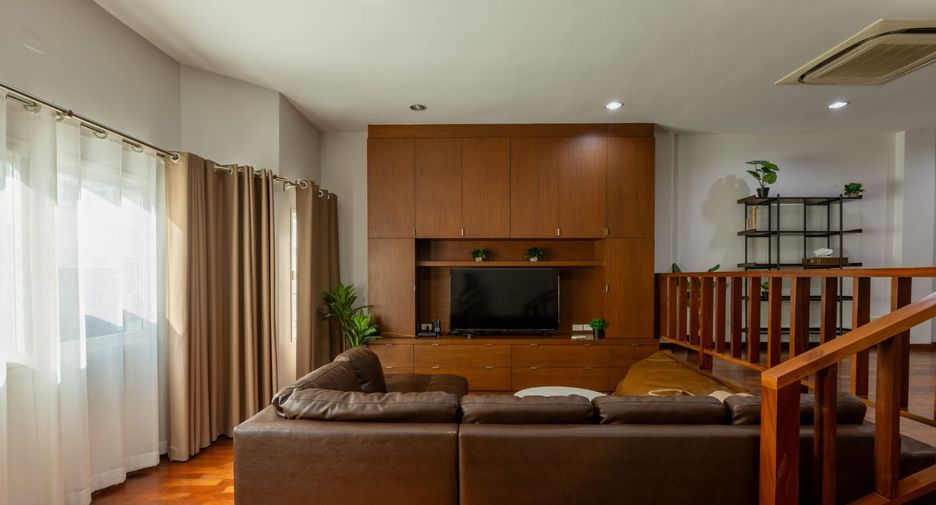 For rent 4 bedrooms townhouse in Yan Nawa, Bangkok