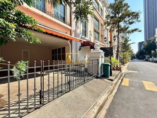 For rent 4 bedrooms townhouse in Watthana, Bangkok