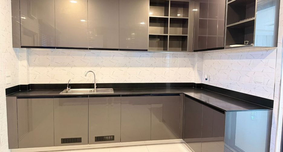 Casa en alquiler de 5 habitaciones en Bang Phli, Samut Prakan