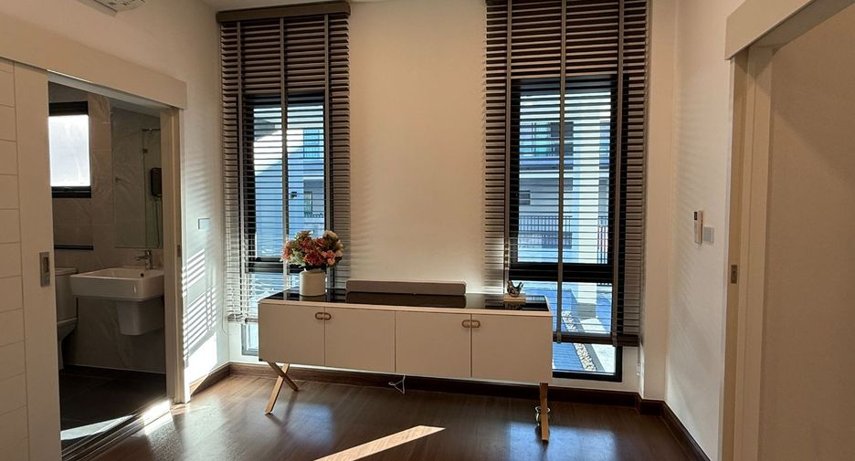 Casa en alquiler de 5 habitaciones en Bang Phli, Samut Prakan
