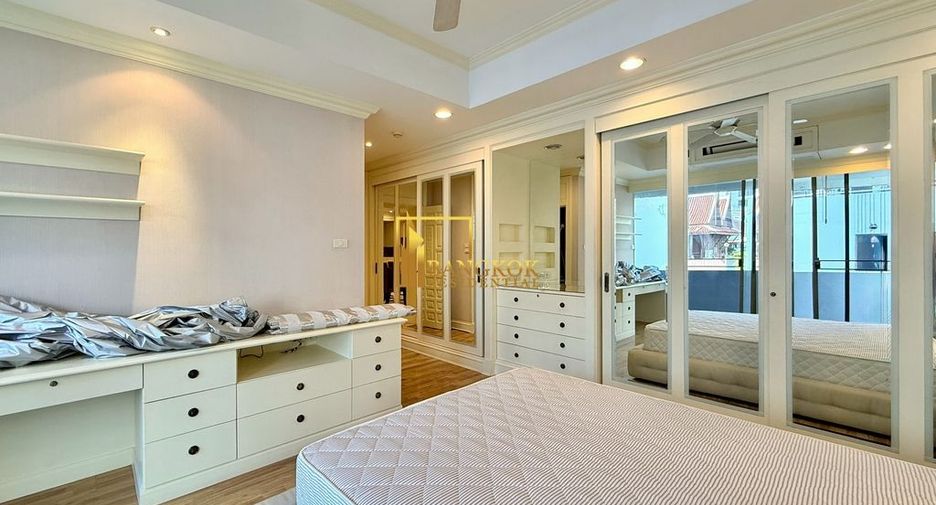 Condo en alquiler de 3 habitaciones en Khlong Toei, Bangkok