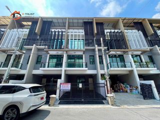 For sale 3 ベッドルーム townhouse in Khlong Toei, Bangkok