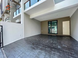 For sale 3 ベッドルーム townhouse in Khlong Toei, Bangkok