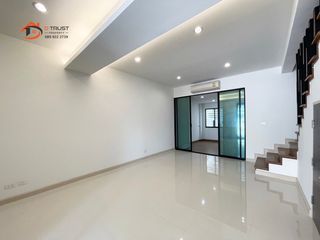For sale 3 ベッドルーム townhouse in Khlong Toei, Bangkok