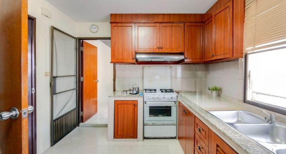 For sale 3 bedrooms condo in Watthana, Bangkok
