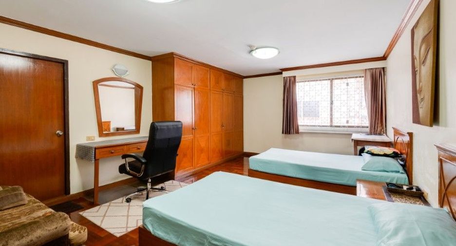 For sale 3 bedrooms condo in Watthana, Bangkok