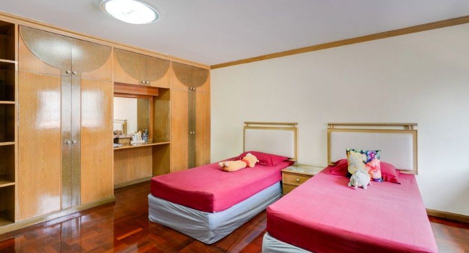 For sale 3 bedrooms condo in Watthana, Bangkok