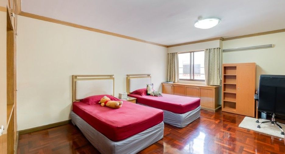 For sale 3 bedrooms condo in Watthana, Bangkok