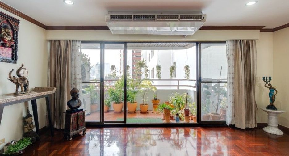 For sale 3 bedrooms condo in Watthana, Bangkok