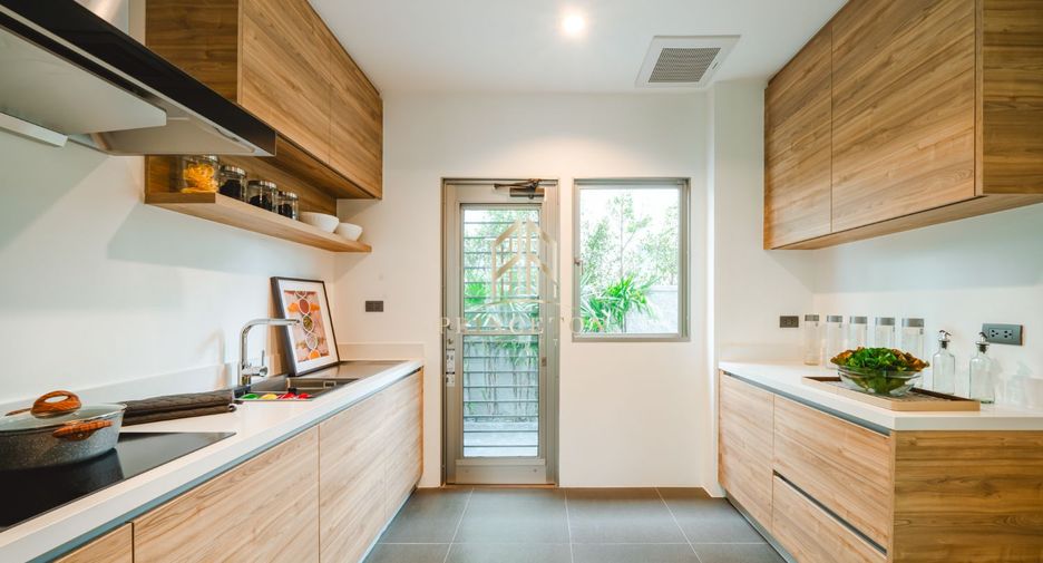 For sale 4 bedrooms house in Saphan Sung, Bangkok