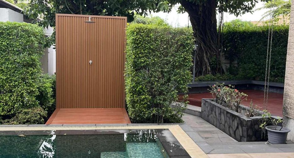 For sale 5 bedrooms house in Bang Kapi, Bangkok
