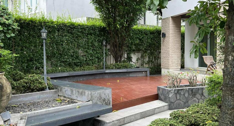 For sale 5 bedrooms house in Bang Kapi, Bangkok
