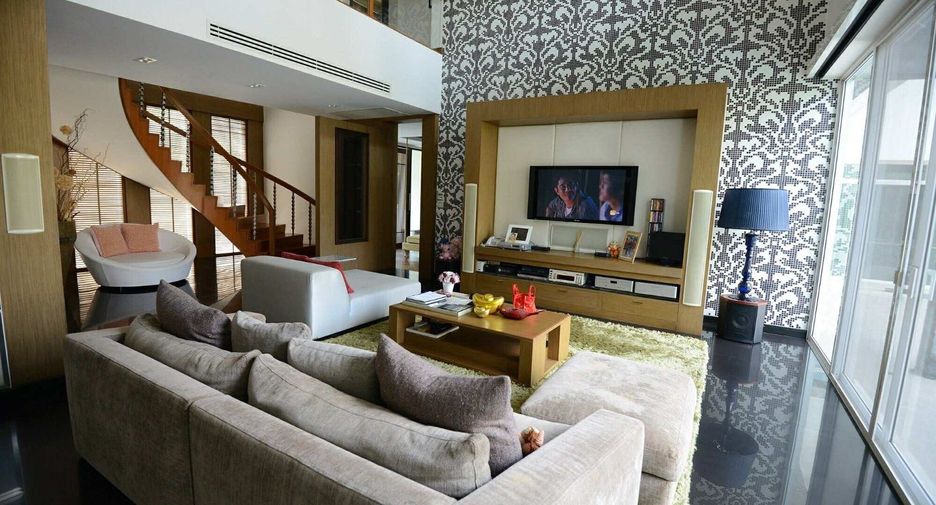 For sale 5 bedrooms house in Bang Kapi, Bangkok