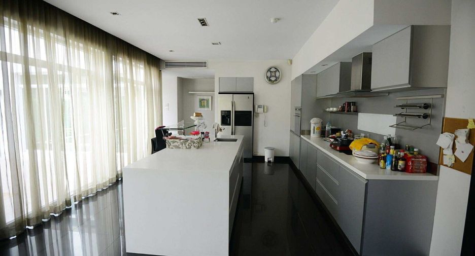 For sale 5 bedrooms house in Bang Kapi, Bangkok