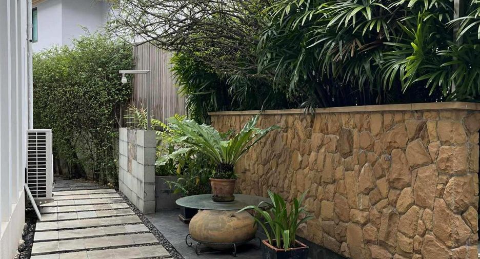 For sale 5 bedrooms house in Bang Kapi, Bangkok
