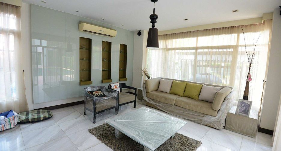 For sale 5 bedrooms house in Bang Kapi, Bangkok