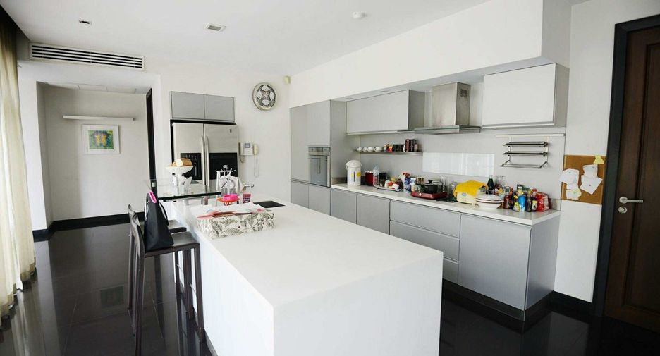 For sale 5 bedrooms house in Bang Kapi, Bangkok