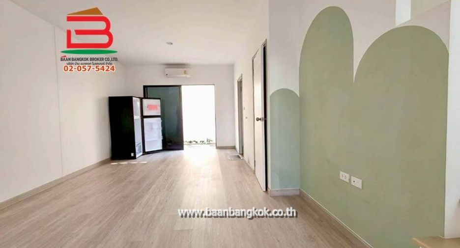 À vendre 3 chambres maison de ville à Lam Luk Ka, Pathum Thani