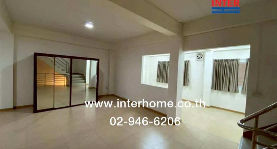 For sale 3 bedrooms retail Space in Thon Buri, Bangkok