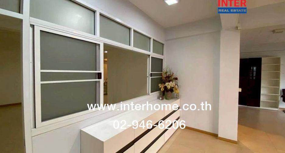 For sale 3 bedrooms retail Space in Thon Buri, Bangkok