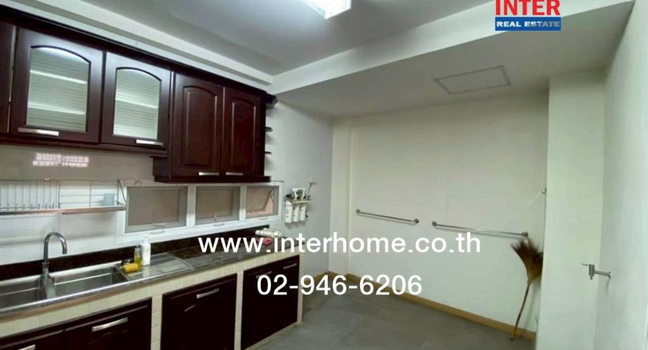 For sale 3 bedrooms retail Space in Thon Buri, Bangkok