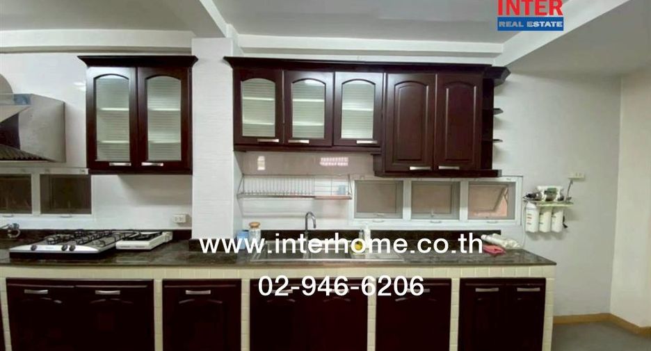 For sale 3 bedrooms retail Space in Thon Buri, Bangkok