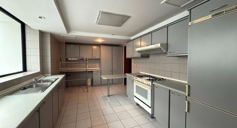 For rent 3 bedrooms condo in Khlong Toei, Bangkok