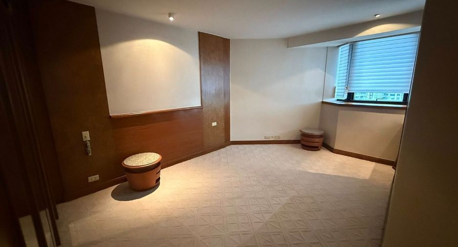 For rent 3 bedrooms condo in Khlong Toei, Bangkok