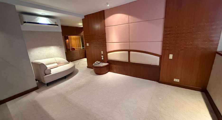 For rent 3 bedrooms condo in Khlong Toei, Bangkok