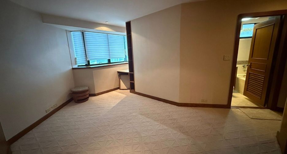 For rent 3 bedrooms condo in Khlong Toei, Bangkok