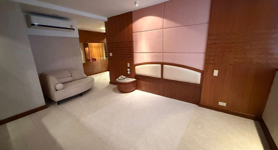 For rent 3 bedrooms condo in Khlong Toei, Bangkok