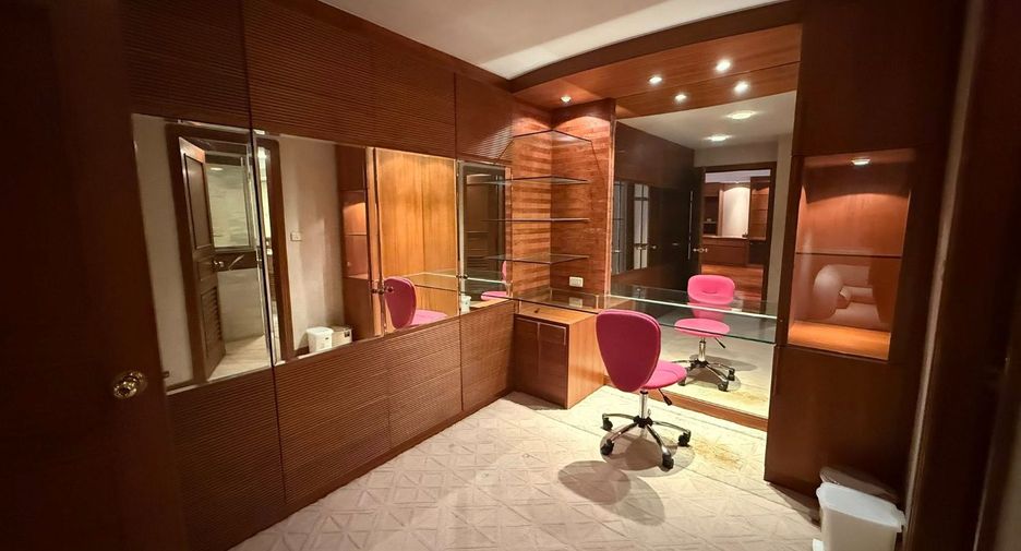 For rent 3 bedrooms condo in Khlong Toei, Bangkok
