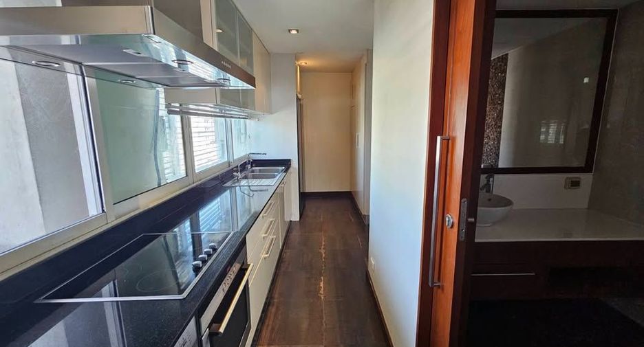 For rent 3 bedrooms condo in Khlong Toei, Bangkok