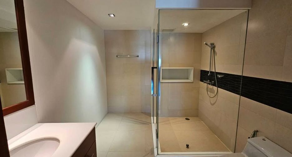 For rent 3 bedrooms condo in Khlong Toei, Bangkok