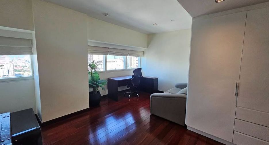 For rent 3 bedrooms condo in Khlong Toei, Bangkok