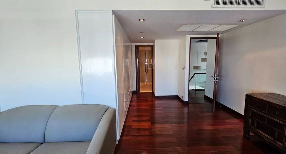 For rent 3 bedrooms condo in Khlong Toei, Bangkok