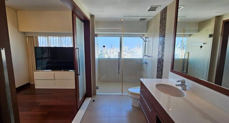 For rent 3 bedrooms condo in Khlong Toei, Bangkok
