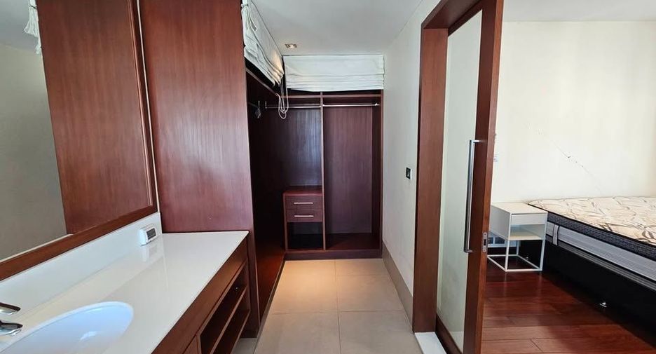 For rent 3 bedrooms condo in Khlong Toei, Bangkok
