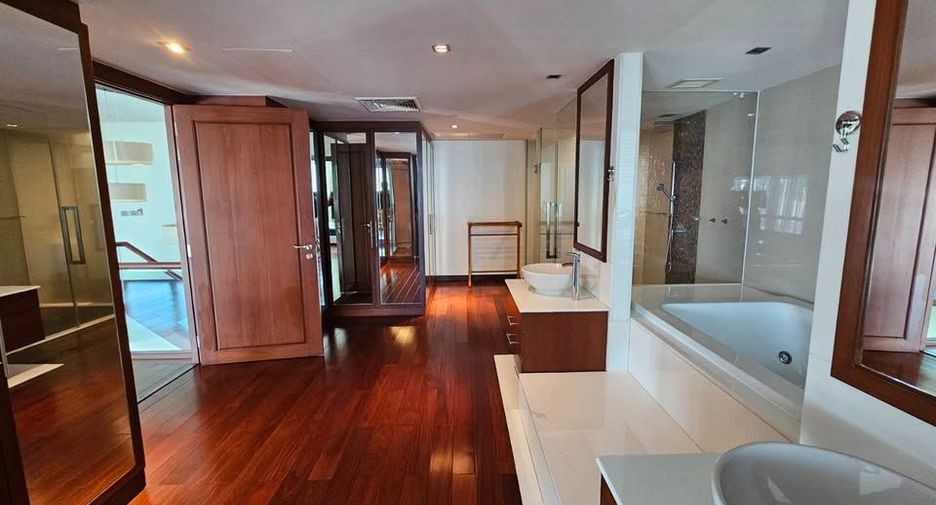 For rent 3 bedrooms condo in Khlong Toei, Bangkok