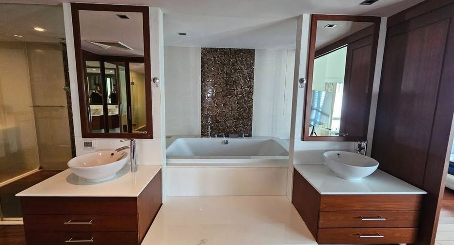 For rent 3 bedrooms condo in Khlong Toei, Bangkok