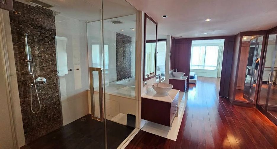 For rent 3 bedrooms condo in Khlong Toei, Bangkok