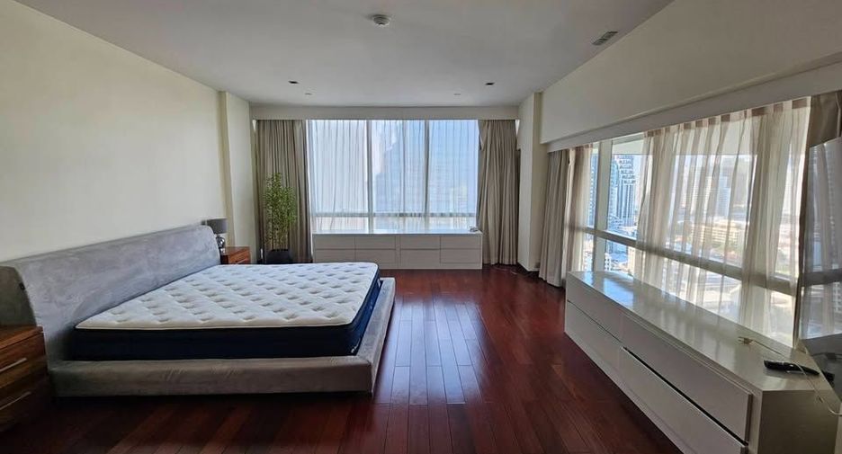 For rent 3 bedrooms condo in Khlong Toei, Bangkok