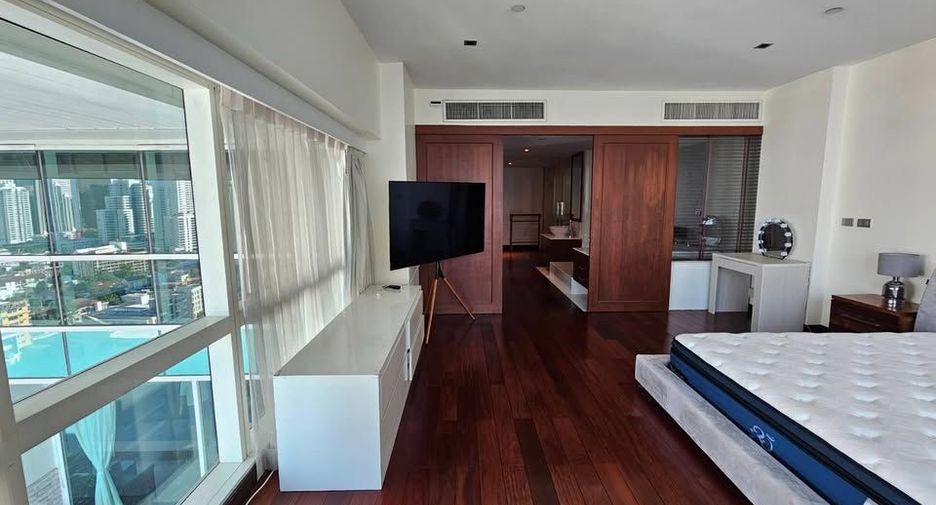 For rent 3 bedrooms condo in Khlong Toei, Bangkok