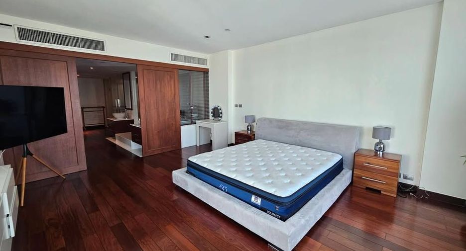 For rent 3 bedrooms condo in Khlong Toei, Bangkok