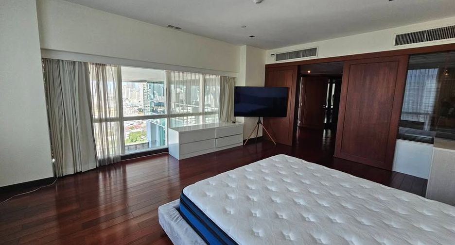 For rent 3 bedrooms condo in Khlong Toei, Bangkok