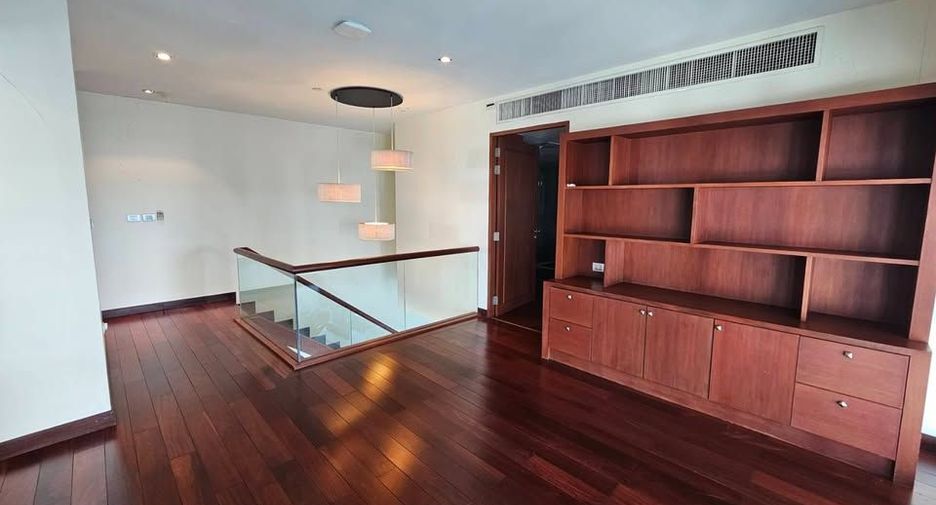 For rent 3 bedrooms condo in Khlong Toei, Bangkok