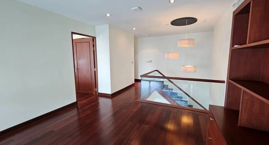 For rent 3 bedrooms condo in Khlong Toei, Bangkok