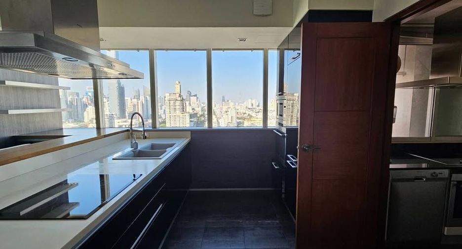 For rent 3 bedrooms condo in Khlong Toei, Bangkok