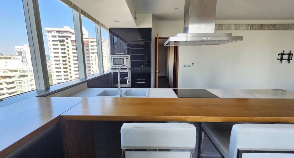 For rent 3 bedrooms condo in Khlong Toei, Bangkok